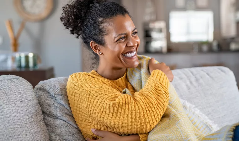 Image of a woman comfortable on the sofa