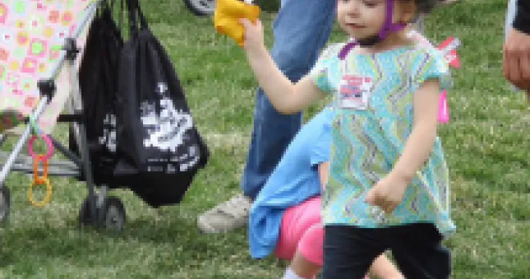 bike helmet on child 